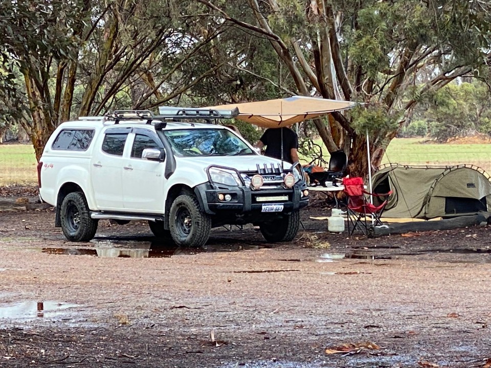 Australien - Rockingham - Auch für den Zeiten Nachbar mit seinem Zelt auf Terrainboden war es eine nasse Angelegenheit.