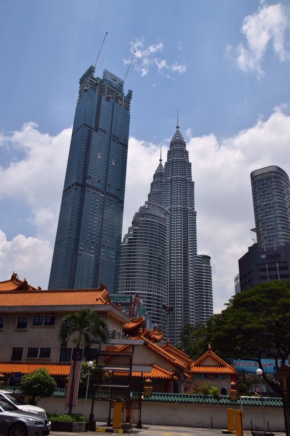 Malaysia - Kuala Lumpur - Nach 6 Stunden Flug, endlich in Kuala Lumpur gelandet.
Die 45 km zum Zentrum haben wir mit dem KL Express zurückgelegt.
Als wir uns dann am Hauptbahnhof einen Travelpass kaufen wollten kam die Ernüchterung.
Mit diesem Pass soll man 2 Tage alle Verkehrsmittel benutzen können, nur den Pass gibts nirgendwo zu kaufen obwohl es überall Flyer gibt. Also haben wir uns eine Karte zum Aufladen zugelegt. Und sind dann völlig kaputt am Hotel angekommen.
Das ist der Blick von unseren Hotel, die Tower sind 500m entfernt.