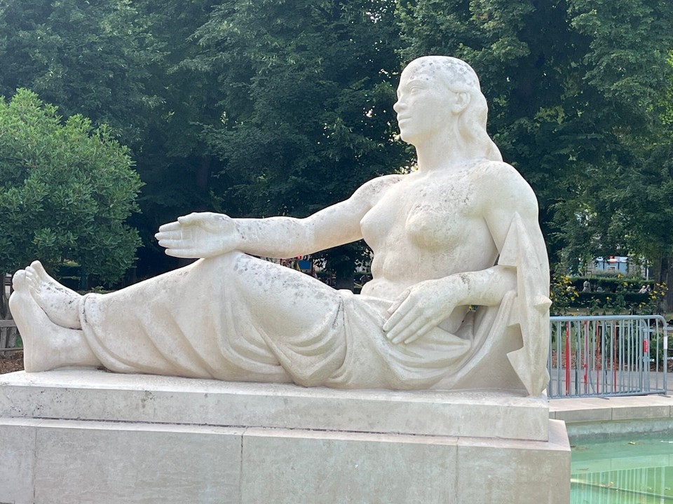 Frankreich - Colmar - Brunnen Figur im Park