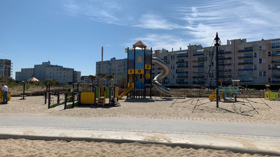 Frankreich - Calais - Das isch de es Spiuplatz-Agebot! Für jedi Autersklass git‘s ä Berich - hie ufem Fötteli nur ei Usschnitt vom ellälänge Spiuplatz am Strand. 

Das wär es Paradies füre Manuel! Dr Nils müesst sech scho no chli gedulde😉