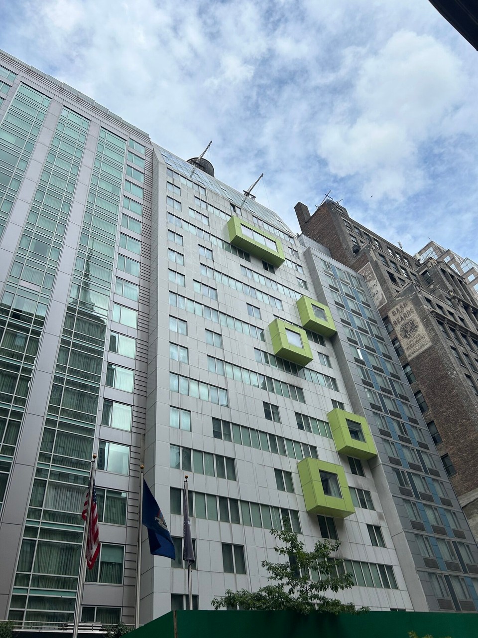 Vereinigte Staaten - New York - Unser Hotel. Unser Zimmer ist direkt unter dem obersten grünen Erker.