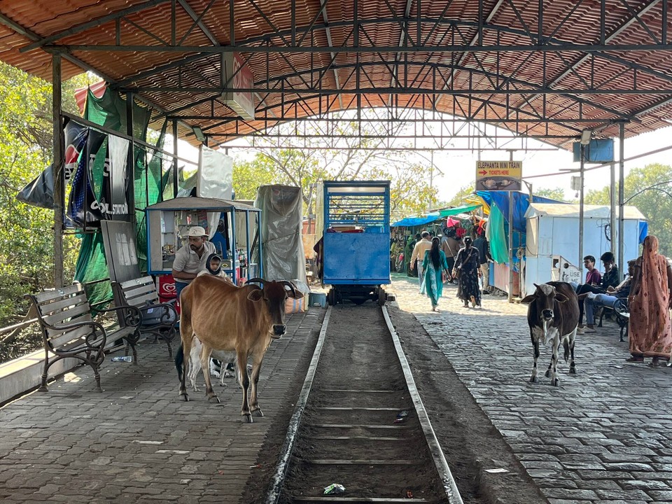 Indien - Mumbai - Bahnhof der Inselbahn