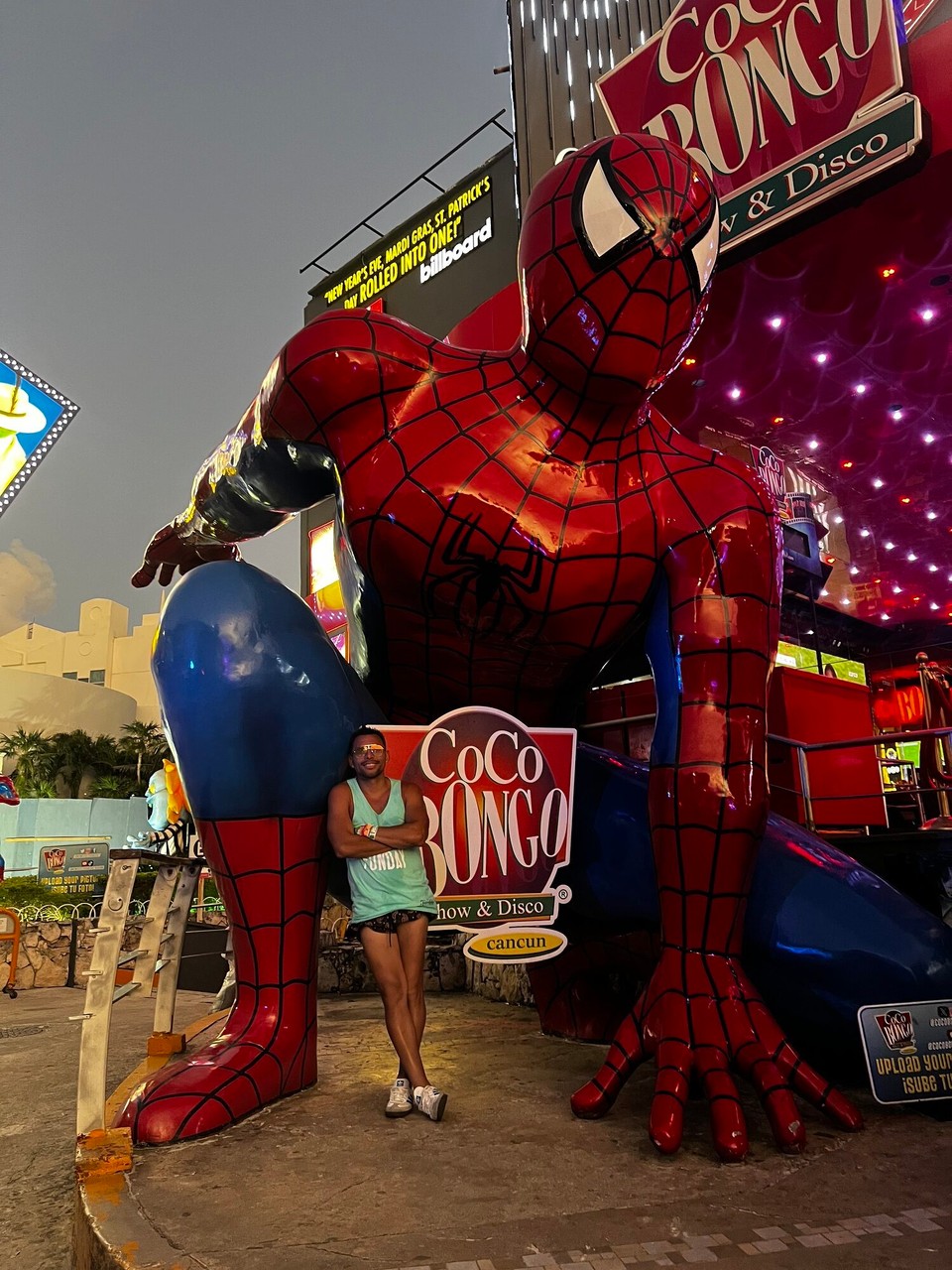 México - Isla Mujeres - Nach eme Tag Pause bini denn in Coco Bongo Club. En crazy Club direkt amene wunderschöne Strand. Det hemmer denn bis id Morgestunde gfiret. De ufem Bild ish eine vo dene us El Salvador