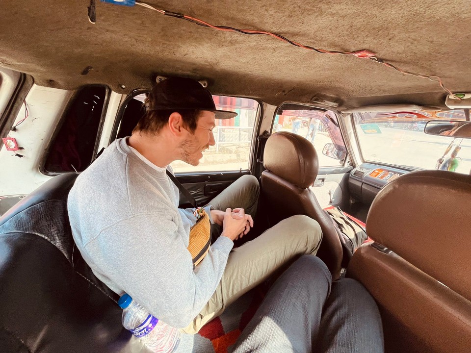 Nepal - Bhaktapur - Max sitzt in den Taxis wie die Figuren bei Mario Kart 🤣
