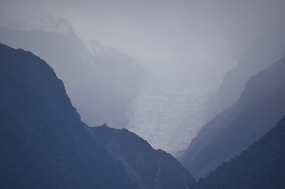 Neuseeland - Queenstown - Ein paar Kilometer weiter war vom Fox Gletscher war leider nicht mehr viel zu sehen, da es sich im Gebirge immer mehr zuzog.
Es wurde immer kälter, die Sicht wurde immer schlechter und es regnete dauerhaft.