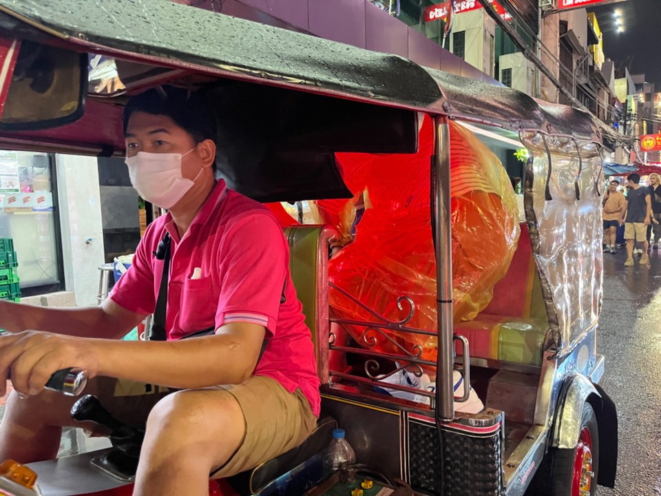 Thailand - Bangkok - Unsere erste Tuk-Tuk Fahrt! Piet findet es super. Wir finden es unglaublich, wie wir jede Fahrt überlebt haben. Teilweise sind wir mit überhöhter Geschwindigkeit durch den Gegenverkehr gerast. Zur Freude der Jungs, wir waren schweißgebadet. 