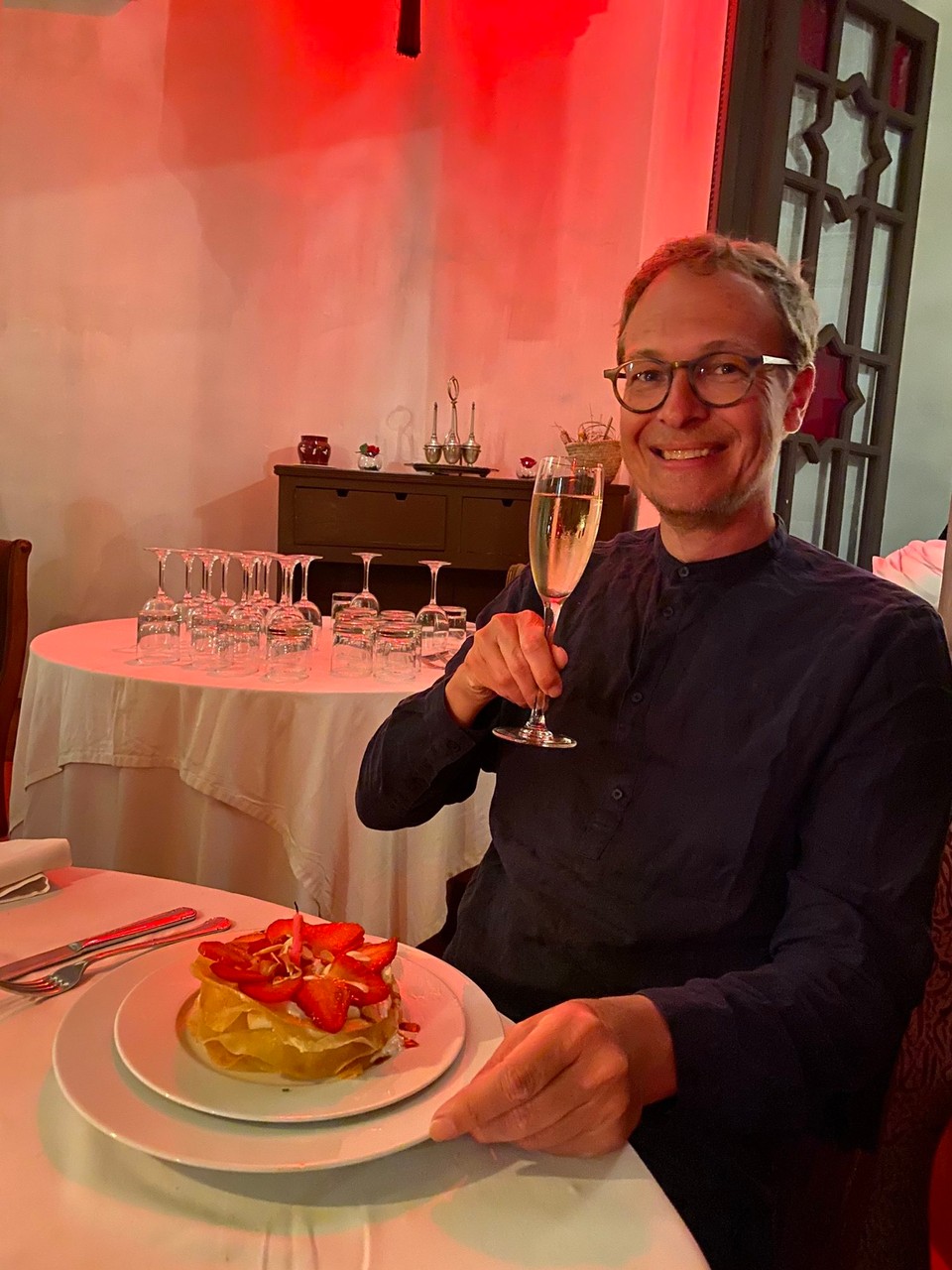 Marokko - Marrakech Médina - Champagner & Torte für das Geburtstagskind. Kam zwar schon vor Mitternacht, aber vorfeiern geht ja auch immer.