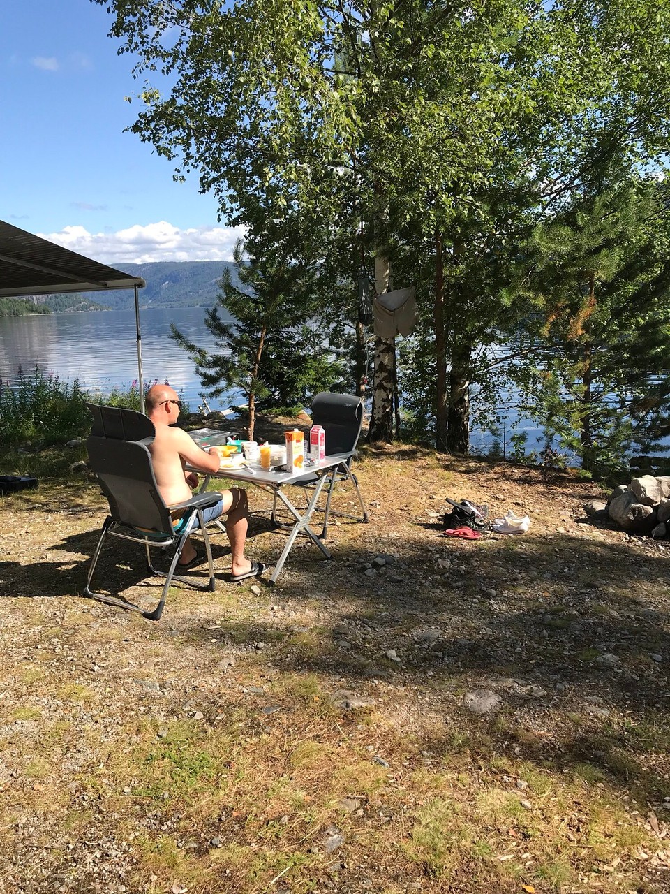 Norwegen - Bygland - Frühstück am See, so lässt es sich aushalten als Camper.