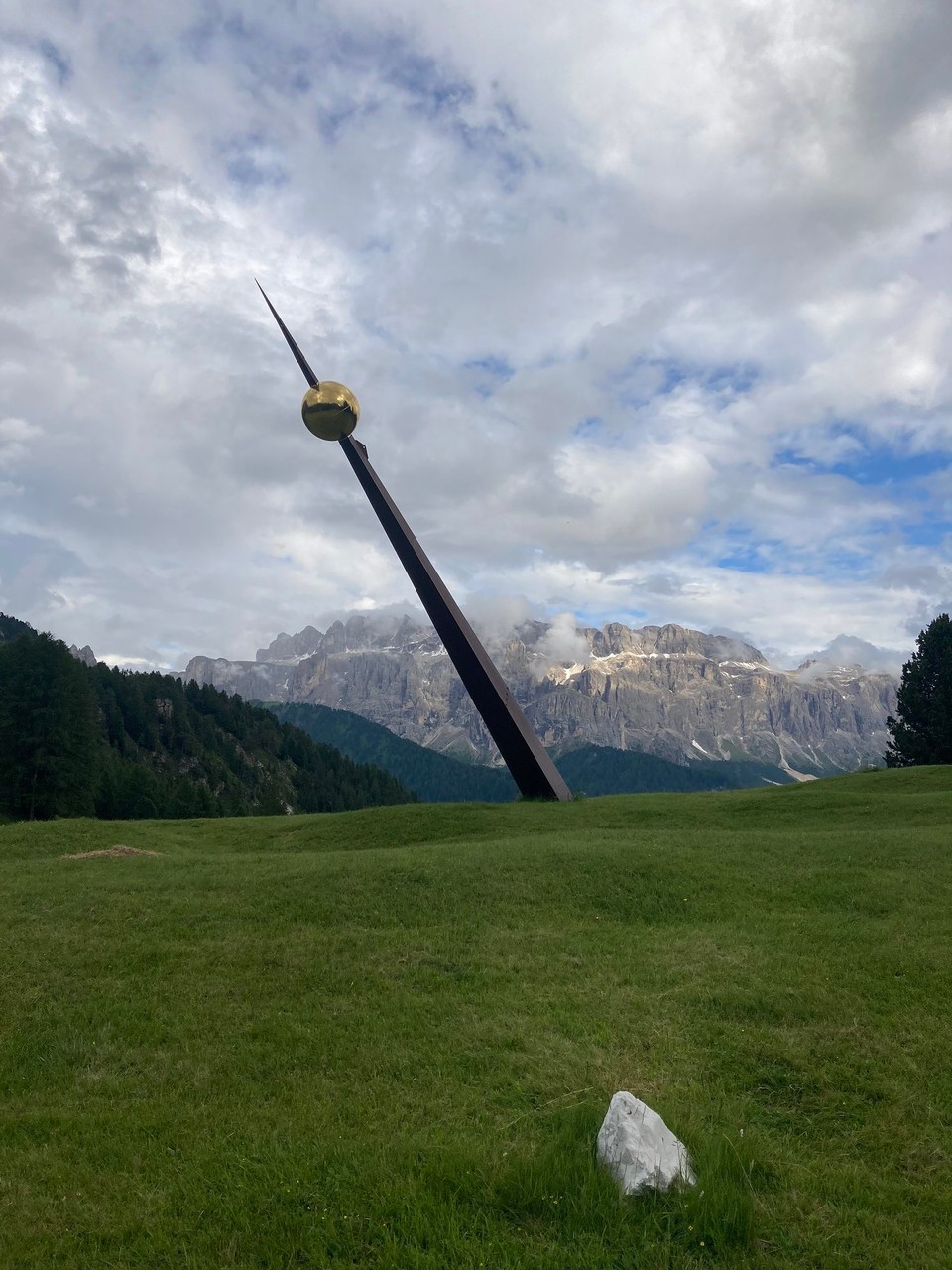 Italien - St. Christina in Gröden - Die Sella hinter der Riesensonnenuhr