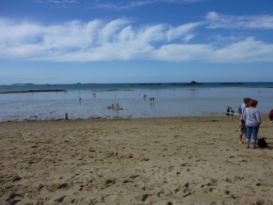 Frankreich - St. Malo, Cap Fréhel - Krabbensammler bei zu Ende gehender Ebbe
