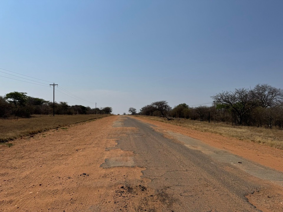 Botsuana -  - Das meine ich mit leiden, Auf den Weg Richtung Norden gibt es auch mal solche Straßen.
Erinnert uns ein bisschen an die Schotterpisten in Namibia.