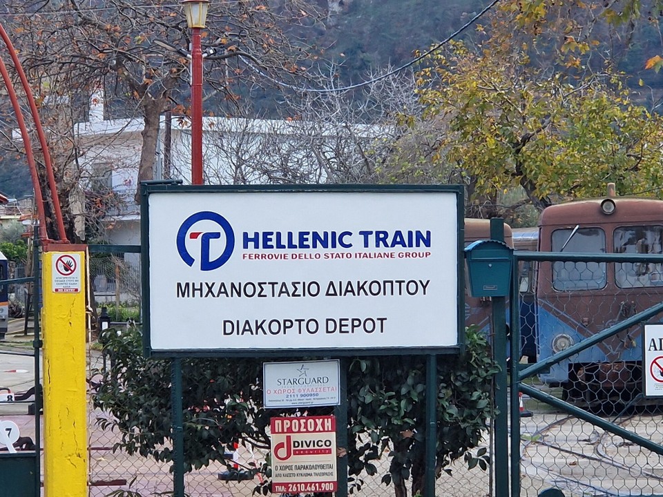 Griechenland - Diakopto - ach ja, die Bahnstrecke wird noch befahren
