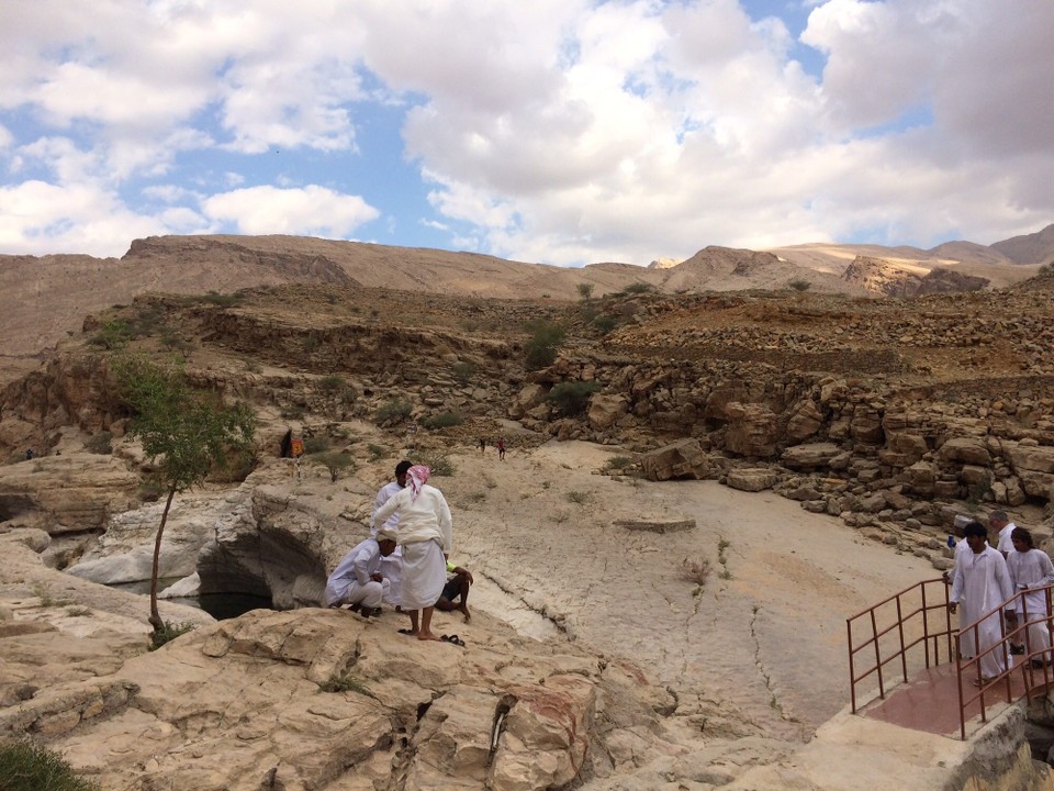 Oman -  - Auch bei den Omanis gehört dieses Wadi zu dem beliebtesten Plätzen in der Nähe von Ibra. 
Nur allzu verständlich- bei soviel toller Natur. 