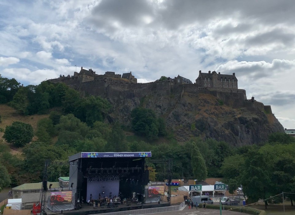 Vereinigtes Königreich - Kinross - Zwo Feschthütte: hinge antik (Edinburgh Castle) u vore modern.
