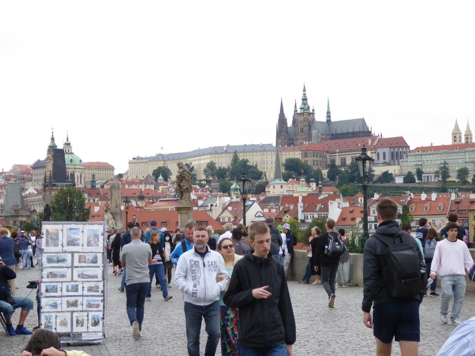 Tschechien - Prag - Die Brücke voll wie immer. Wobei meine Mutter richtig sagte, da geht noch weit mehr. Ich bin's nur nicht mehr gewohnt.
