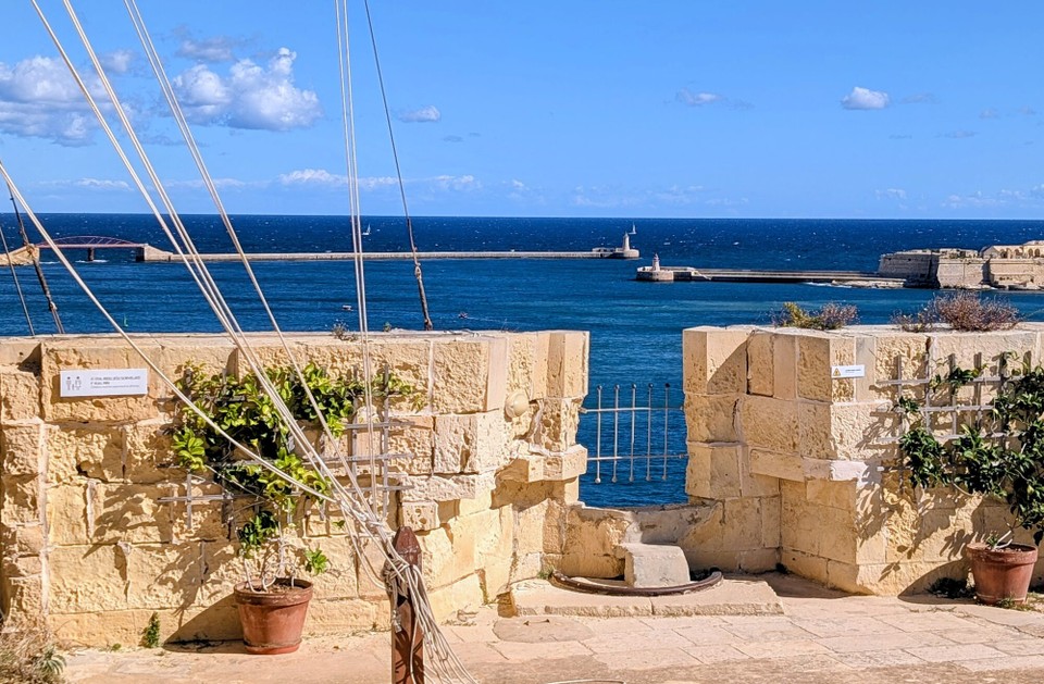 Malta - Valletta - Von der Festung St. Angelo aus hat man einen tollen Ausblick auf den Hafen. Das Fort wurde im Mittelalter gebaut und war wichtiger Teil der Verteidigungsanlage. Nach der Ankunft des Malteserordens im Jahr 1530 diente als Hauptquartier.