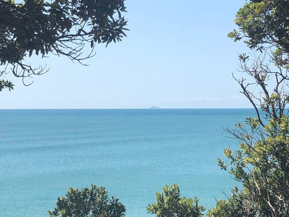 Neuseeland - Waihi Beach - Auch von hier aus sieht man White Island in der Ferne. 