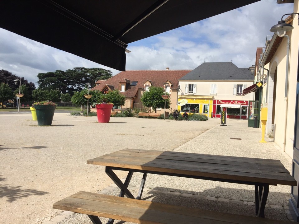 Frankreich - Candé-sur-Beuvron - Zum Café Latte ein wenig Schatten 
Ein Genuss 👻☕️