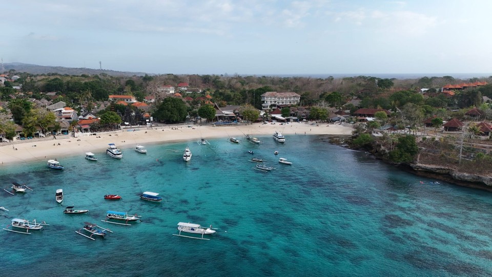 Indonesien - Klungkung - Wundrschöns Wasser und im Hintergrund das grossa wissa Gebäude isch üses Hotel
