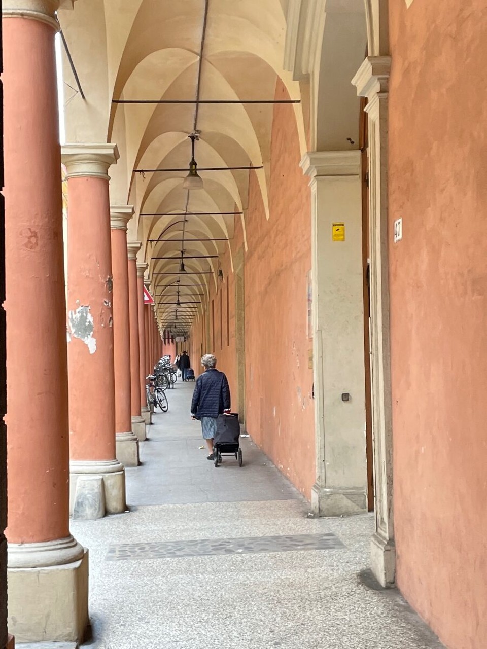 Italien - Bologna - Der Anfang des Bogenganges