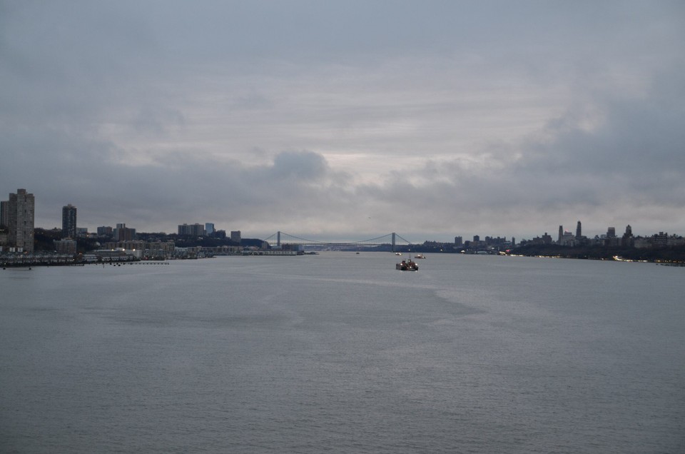 USA - New York City - Hudson River zum Land zou
