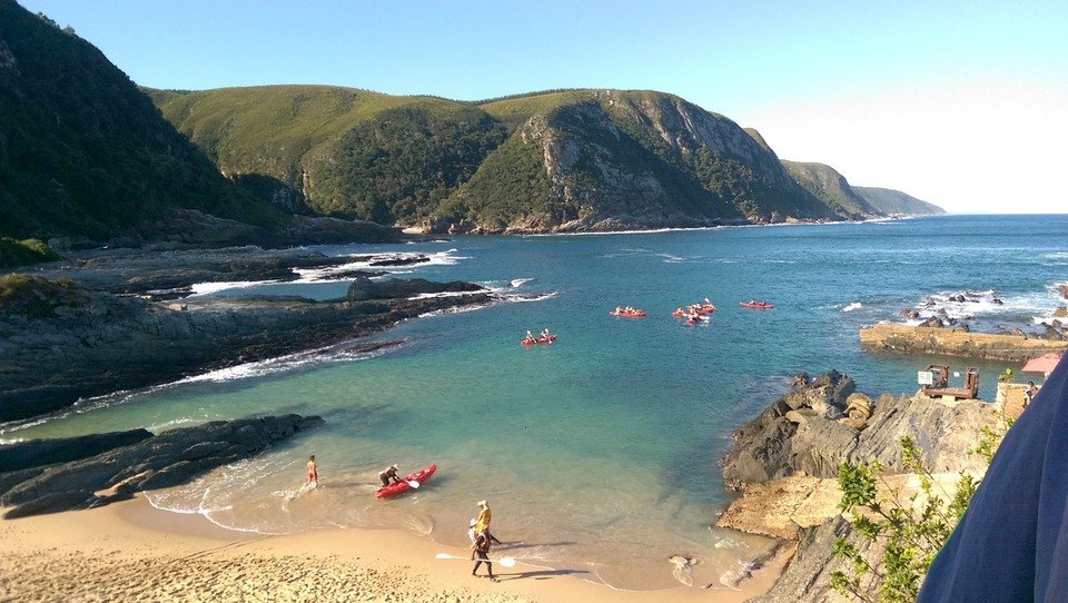 Südafrika - Stormsrivier - Mit solchen Kajaks sind wir in eine nahe gelegene Schlucht/Flussmündung gepaddelt. Dort angekommen ging es auf sogenannten Lilos    (Luftmatratzen nur dicker) flussaufwärts. Glücklicherweise hatten wir wet-suits angehabt. Leider haben wir keine Bilder von den beeindruckenden Schluchten machen können, da es besser war die Handys im Auto zu lassen. 