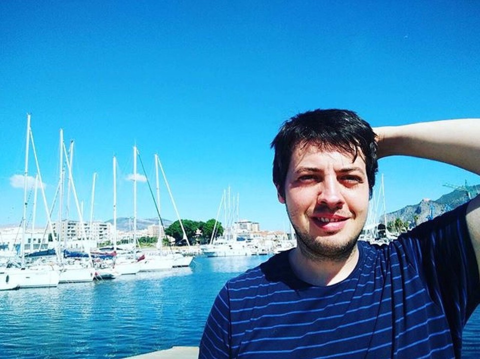 Italia - Mazara del Vallo - La sera leoni. 
Autoscatto al porto di Palermo sotto gli sguardi perplessi della Marina Militare.