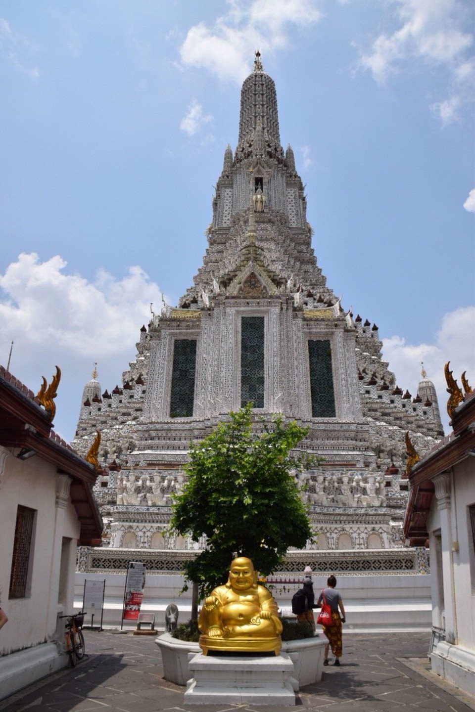 Thailand - Bangkok - Heute ist Kulturtag, auf thailändisch Tempeltag. Buddha weist uns den Weg.