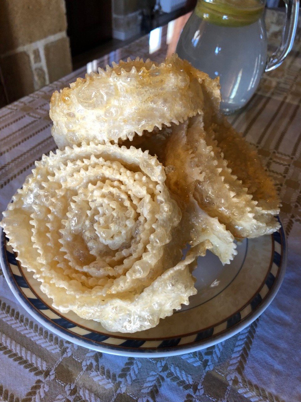 Griechenland -  - Kretisches Willkommens-Gebäck. Frittiert, süß mit extra Honig 🍯 