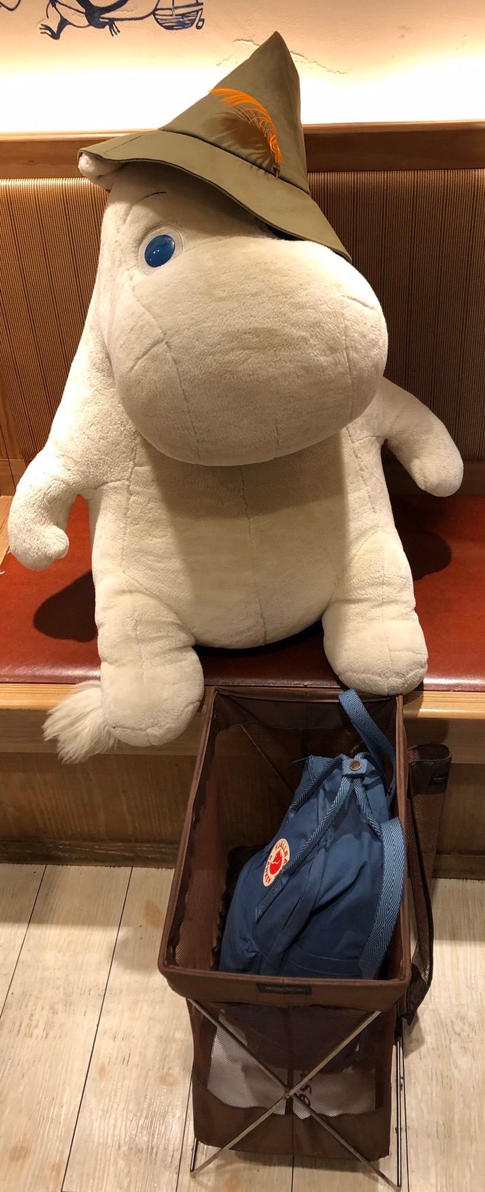 Japan - Sumida-Ku - .. separates Fach für Taschen und Rucksäcke