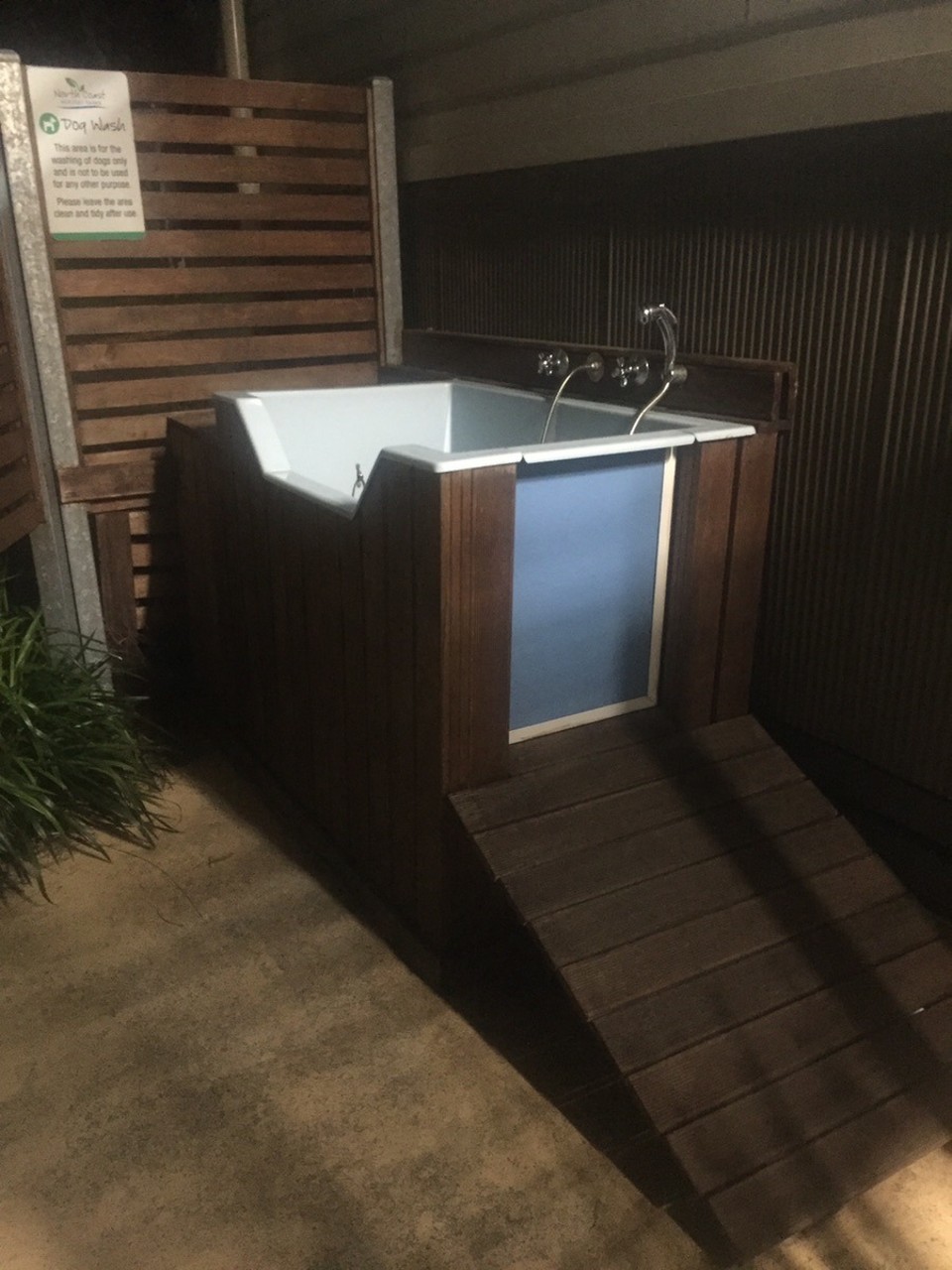  - Australia, Bonny Hills Caravan Park - Itt már rámpa is van a kutyáknak, hogy könnyebb legyen bemászniuk a kádba. 