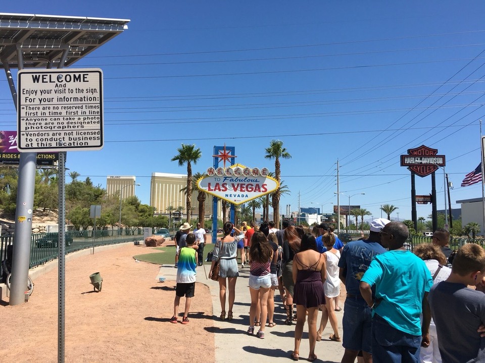 Vereinigte Staaten - Las Vegas - Und natürlich darf das Schild nicht fehlen - nicht das sich das auch andere gedacht hätten
Das Schild ist Mitten in der Straße und hat sogar einen eigenen Parkplatz davor - die in Las Vegas wissen halt, was die Leute anschauen wollen =) 