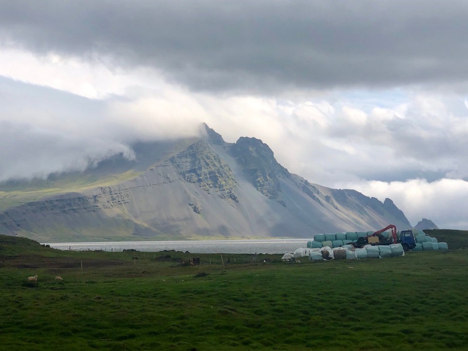 Island - Sveitarfélagið Hornafjörður - Na! Der Blick ist doch schon mal ganz vielversprechend. Kann jemand mal bitte Traktor und Silageballen wegräumen? 