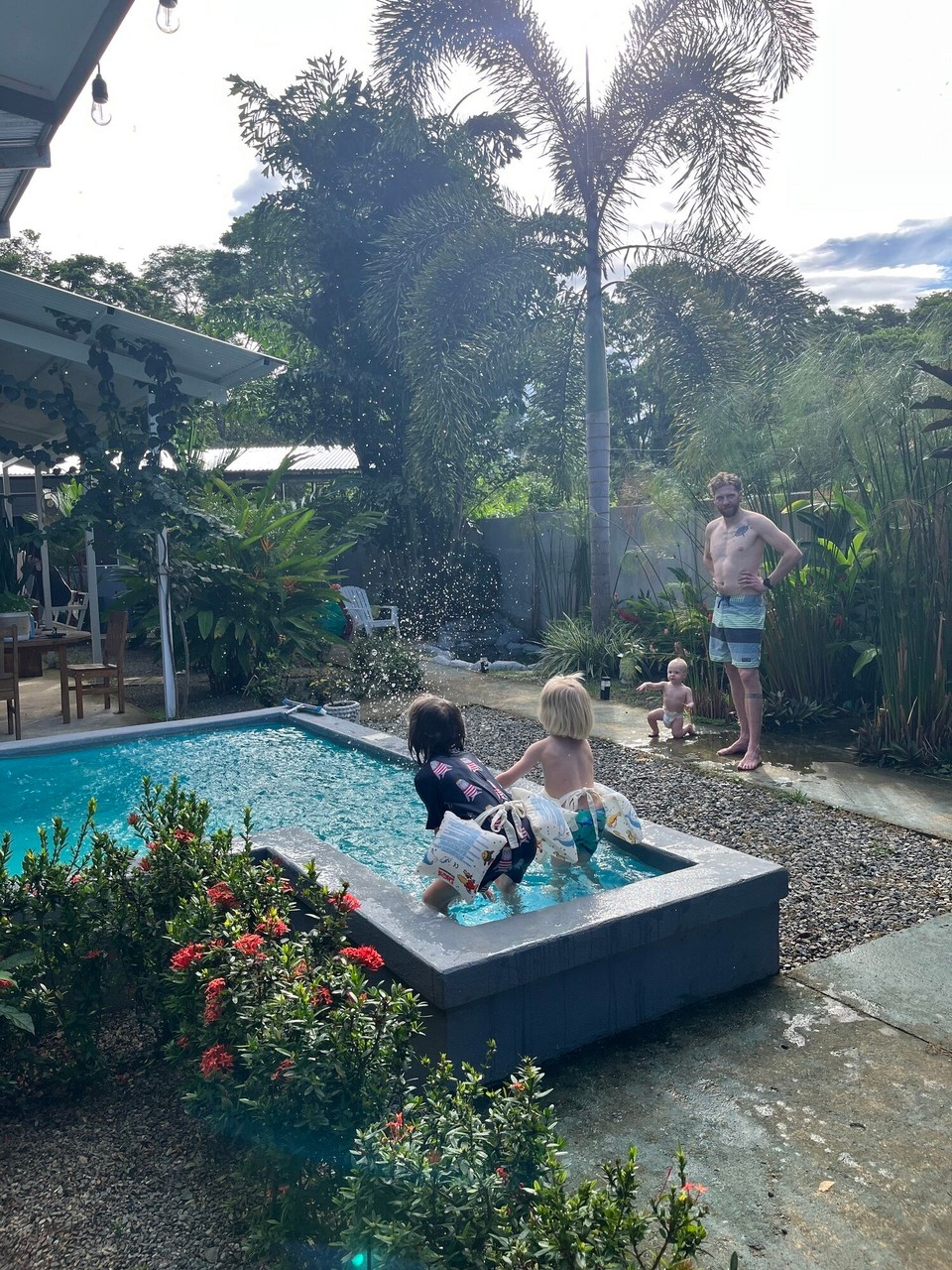 Costa Rica - Talamanca - Geschafft, die Abkühlung haben wir uns jetzt verdient! Um uns tropischer Garten, brüllende Affen, Fledermäuse, die uns in der Dämmerung um die Köpfe flatten.