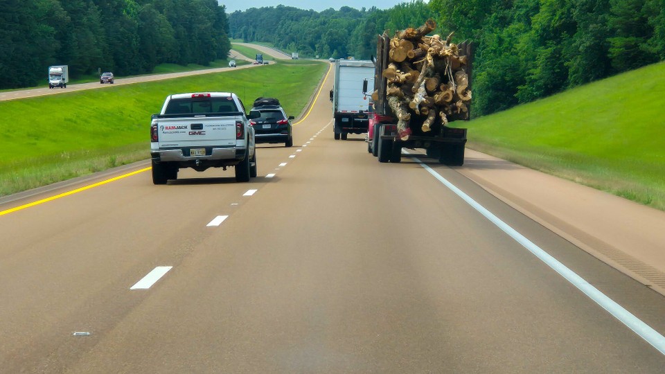 USA - New Orleans - Wahrscheinlich war der Trucker stoned, bei der zweifelhaften Ladungssicherung besser Abstand halten.