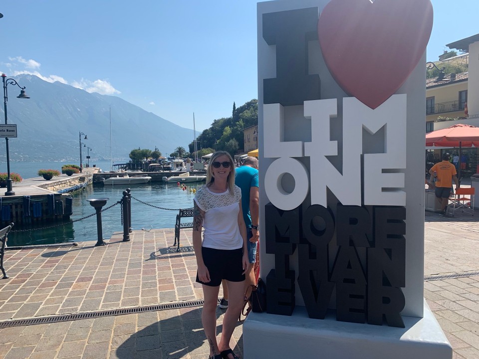 Italien - Limone - Heute sind wir zu unserem zweiten Urlaubsziel Italien - Gardasee aufgebrochen🇮🇹
Erster kleiner Zwischenstopp war das charmante Örtchen Limone🍋🍋🍋 Durch kleine verwinkelte Gässchen konnten wir uns einen netten Eindruck der malerischen Altstadt verschaffen🙂