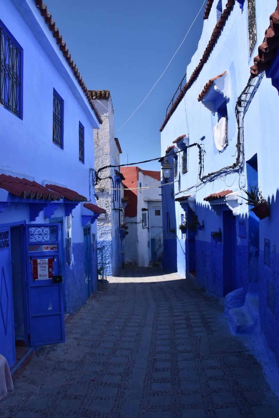 Marokko - Chefchaouen - Die blaue Perle Marokkos entwickelt weiterhin ihren Ruhm und konkurriert mit den größten Touristendestinationen der Welt. 
Im Jahr 2018 gewinnt sie die Trophäe für die beste afrikanische Zwischenstadt. 
Im Jahr 2019 belegt sie den neunten Platz für schöne Straßen und Gassen in der Welt.