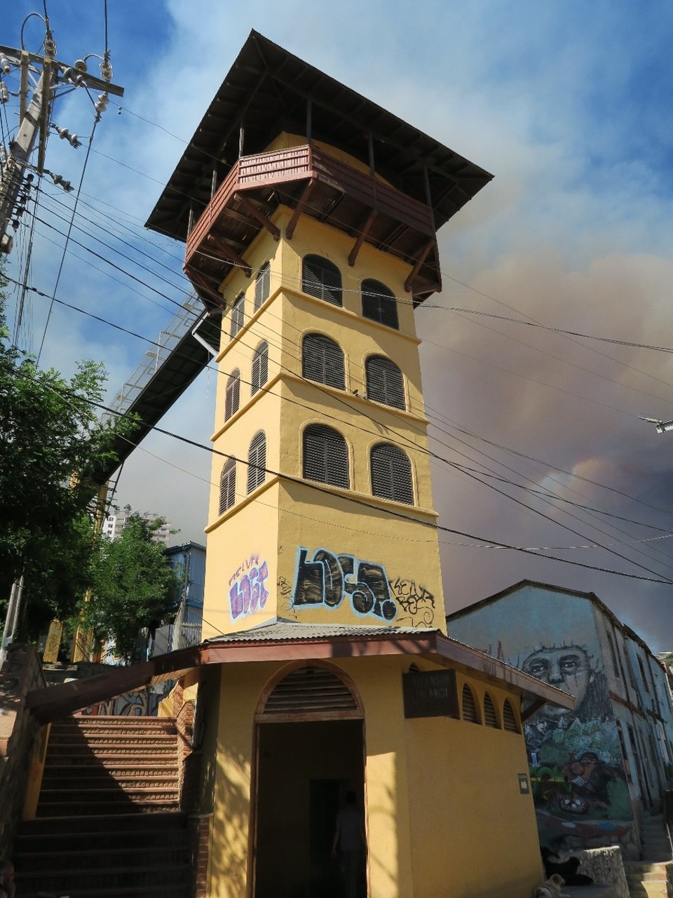 Chile - Valparaíso - et le plus vertical (mais modernisé). la photo est prise lors de l'incendie sur la colline juste derrière