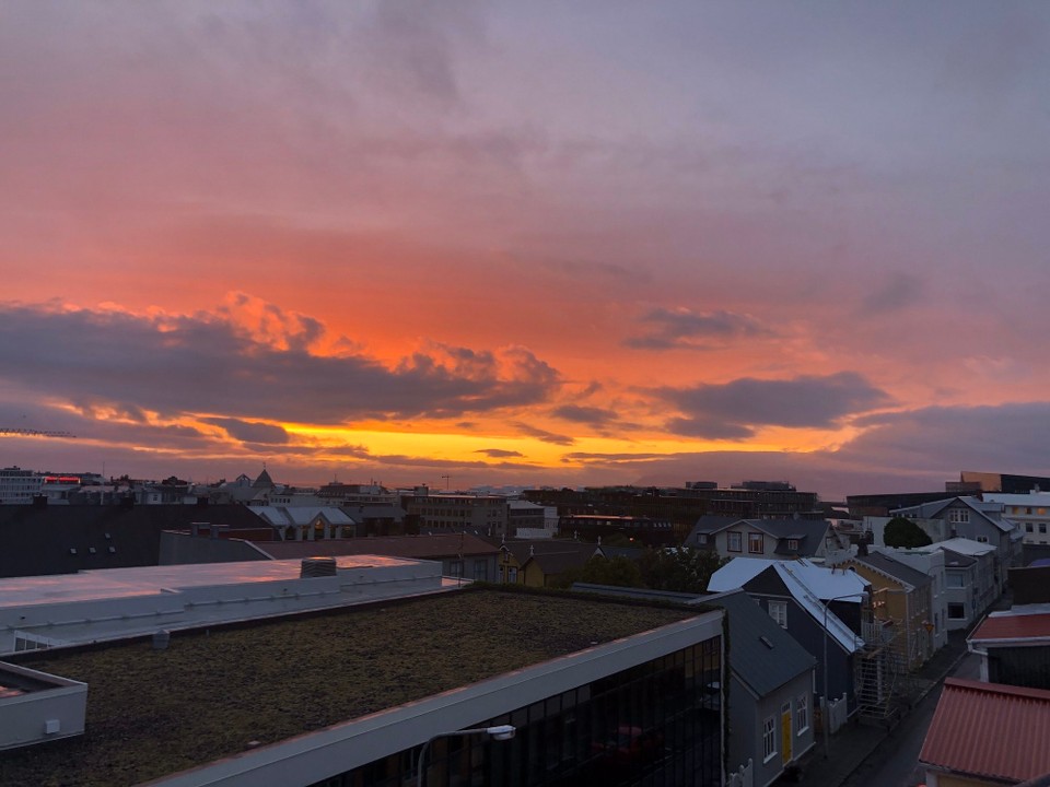 Island - Reykjavík - Und um 23:30 Uhr habe ich alles eingeräumt und falle so langsam ins Bett. Und 23:30 Uhr in Island heisst 0:30 Uhr in Zürich. Von daher bin ich nun auch echt müde, obwohl gerade erst die Sonne untergeht. 😃👍🤪 Das war ein langer Tag...