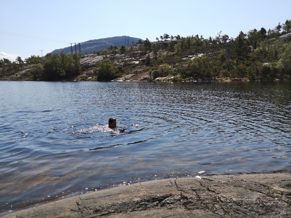 Norwegen - Jørpeland - Noch ein Bad im sehr kühlen See 