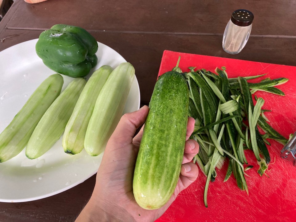 Vietnam - Hà Giang - Zum Frühstück Gurken schälen 🤪