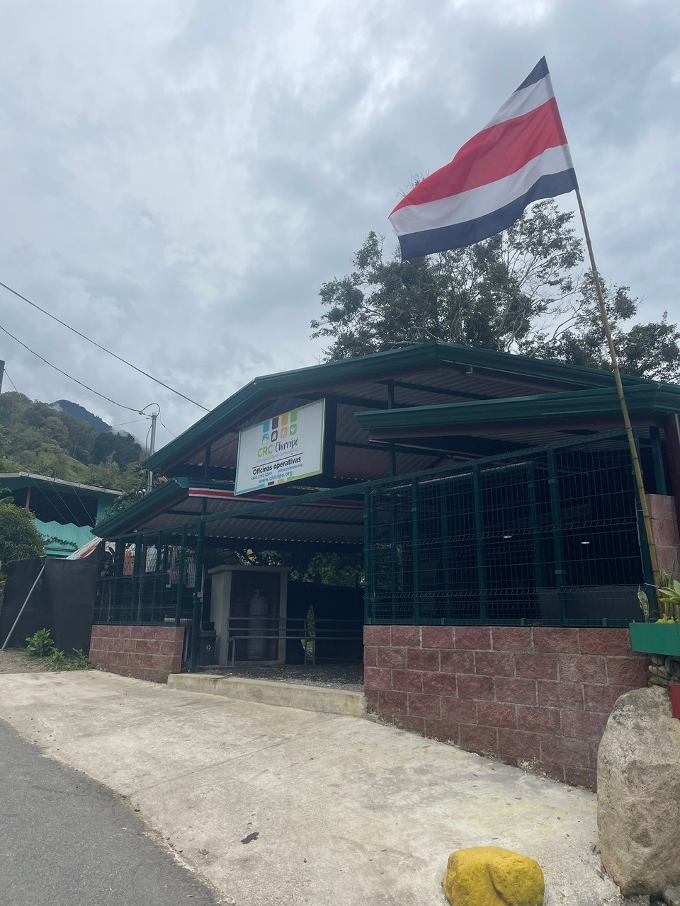 Costa Rica - Pérez Zeledón - Angekommen in dem kleinen Dorf San Gerardo de Rivas ✔️ 
Hier ging es zunächst in das Chirripo Park Office, um meine Anmeldung im Nationalpark vorzunehmen und anschließend weiter in das CRC Chirripó, um die Nacht im Basislager zu bestätigen. 

Die Formalitäten sind geschafft ✍🏼