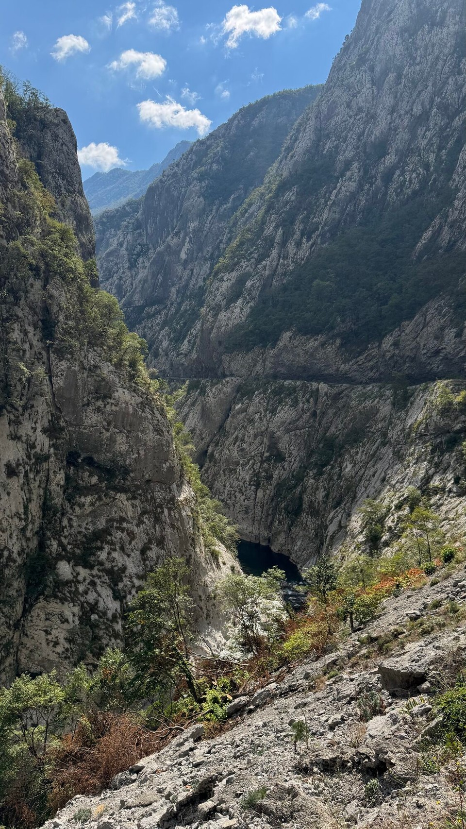 Montenegro - Žabljak - Weiter geht’s durch das Morača Tal.
Die Felswände ragen hier bis zu 1.000 Meter steil in die Höhe. Der smaragdgrüne Fluss windet sich durch enge Passagen.