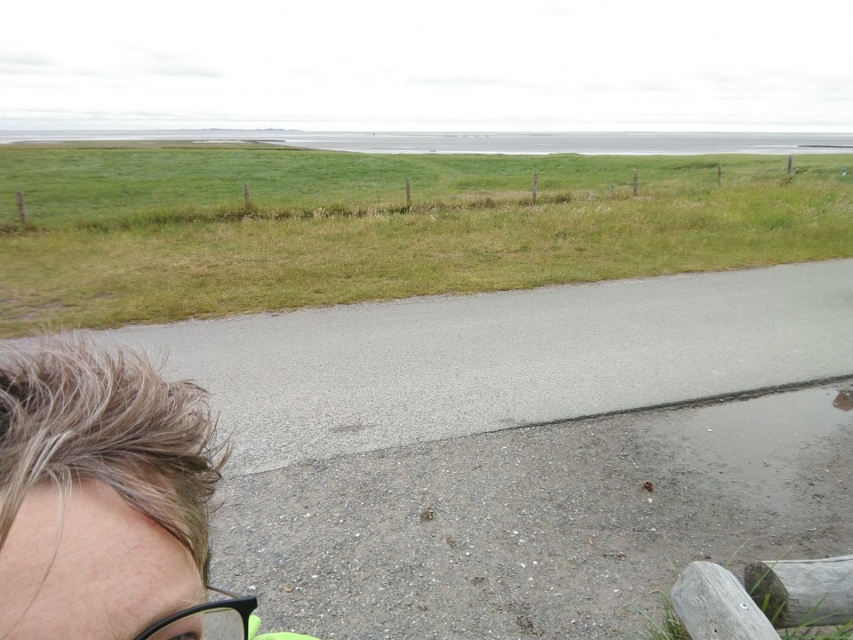 Deutschland - Cuxhaven - Mit Cousine Marle und ihrem Mann Andreas bin ich heute den ganzen Tag rumgeradelt. Mit Eis-, Pannfisch- und Kaffee -Unterbrechung. Ideales Radlwetter.