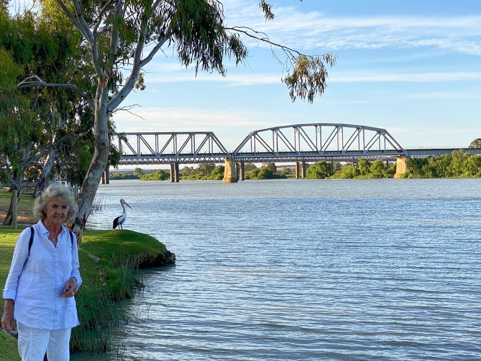 Australien - Murray Bridge - Nach dem Bad ein Spaziergang am Murray  River
