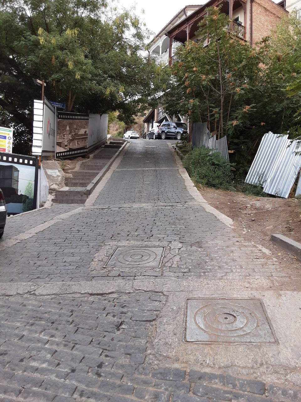 Georgien - Tiflis - Wer schlecht laufen kann,  ist hier zu bedauern 