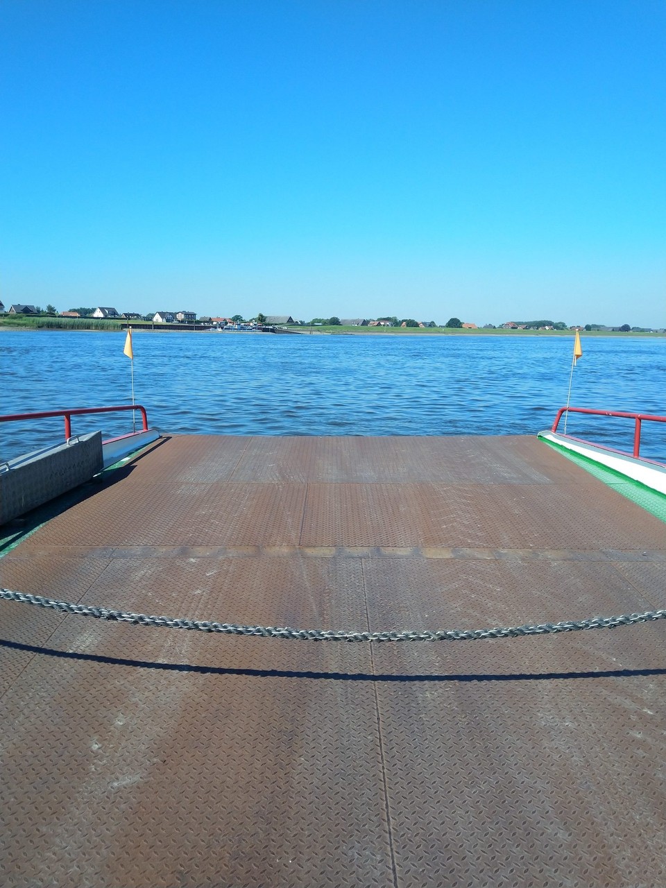 Deutschland - Boizenburg/Elbe - Als ich dann den Fluss auch wieder erreicht hatte, bin ich zum ersten Mal auf dieser Reise von rechts nach links mit der Fähre gefahren. Ich liebe es!