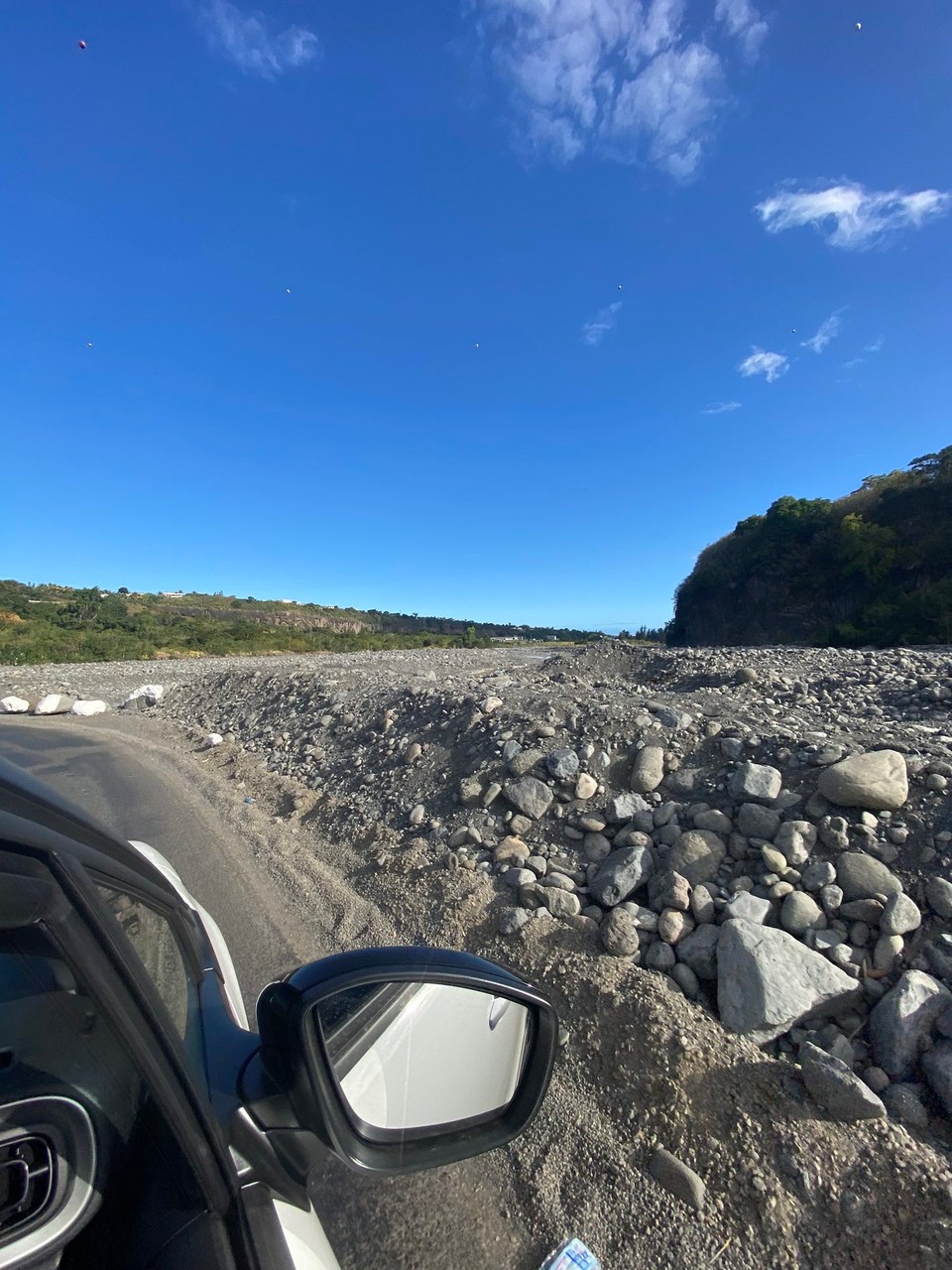 Réunion - Cilaos - Flussdurchfahrt - die Straße ist ind der Regenzeit überflutet