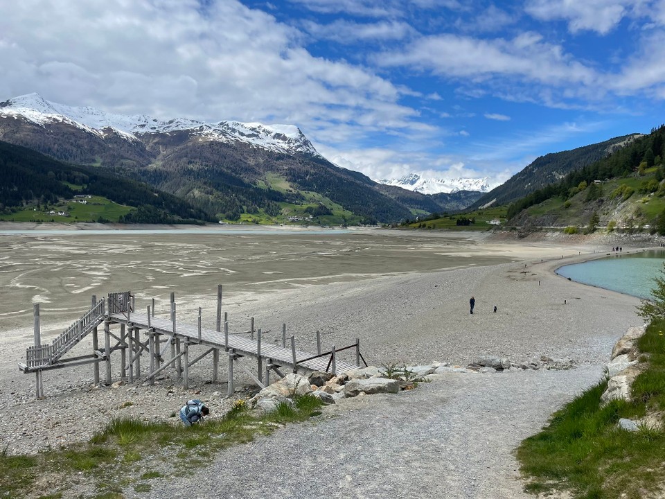 Italien - Graun im Vinschgau - Etwas leer der Reschensee. Es ist so gut wie kein Wasser im See. Dadurch kommt auch das versunkene Graun wieder zum Vorschein. 
