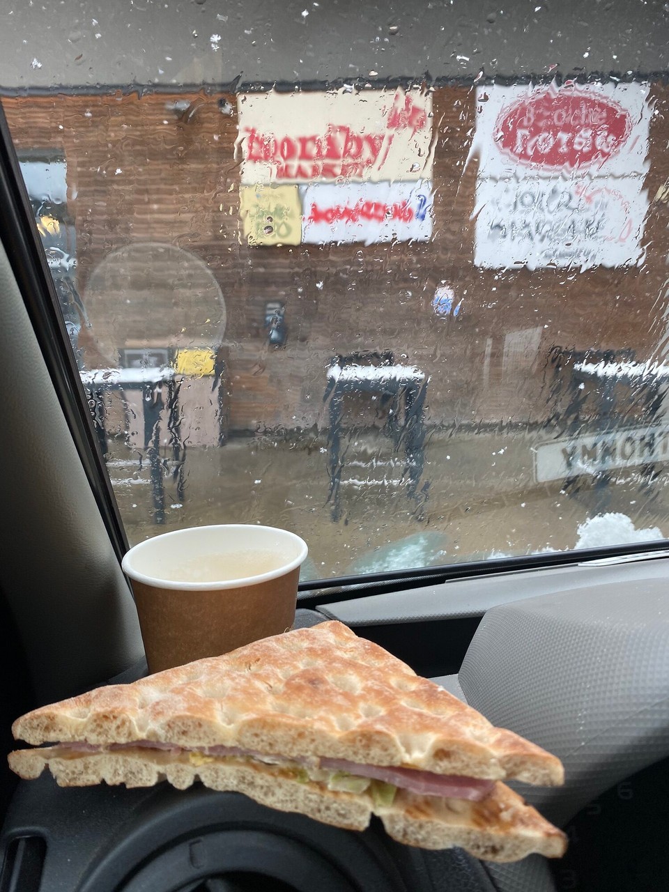 Frankreich - Merlines - Tankstop bei Schneefall, 996 km, -1°, aber vollgetankt ist!
Ein frisch belegtes Baguette kostet hier 12€, hab mich für die abgepackte Sandwich-Variation entschieden! Ist schon krass, trotz Autobahnraststätte!